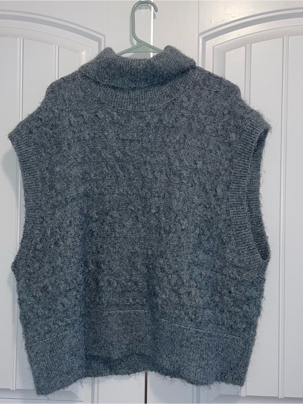 Old Navy Gray Sleeveless Turtleneck Sweater Vest